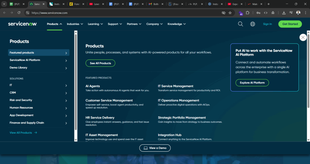 Le menu du site de ServiceNow propose à la fois des “featured products” pour aller plus rapidement voir les informations des produits les plus populaires et un lien “voir tous les produits” pour naviguer autrement vers ces informations.