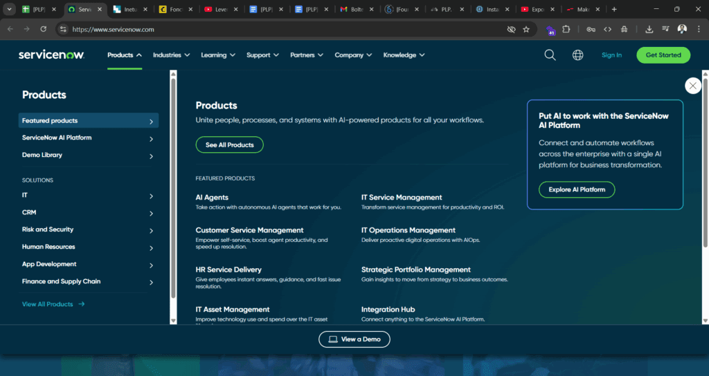 Le menu du site de ServiceNow propose à la fois des “featured products” pour aller plus rapidement voir les informations des produits les plus populaires et un lien “voir tous les produits” pour naviguer autrement vers ces informations.